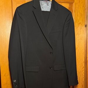 Impeccable Hilfiger Men’s Suit